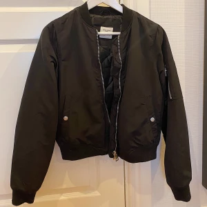 Svart bomberjacka  - Svart bomberjacka i storlek S från veromoda, fickor fram. Den är normal i storleken! I fint skick!