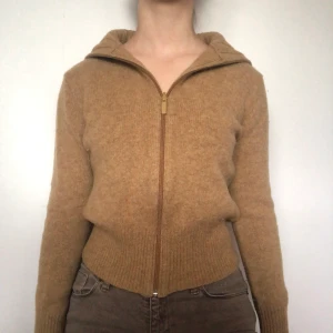 Levis kofta - Kofta från Levis i populär modell! Passar med nästan allt. Perfekt nu till vintern! Kom privat vid intresse. Köpare betalar frakt. Högsta bud: 140kr.  Avslutas 17/12 torsdag 14:00