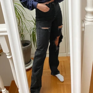 Svarta håliga jeans - Svarta straight jeans med hål. Har varit en favorit länge men börjar bli lite tajta för min smak. Storlek 34 (xs-s). Supersnygga!! Säljer för 189kr exklusive frakt. Köparen står för frakten 💞 