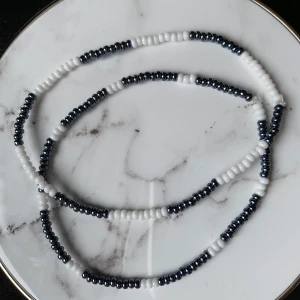 Armband set, Black swan  - Handgjorda armband🖤   Dem desinfekterad innan dem skickad och ifall du skulle vilja ha fler bilder så är det bara att säga till☺️ vi har många andra ringar och armband så om du är intresserad kan du även titta in dem🖤