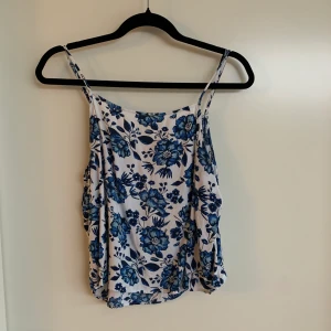 Somrigt linne S/M - Ett somrigt linne från HM som jag säljer då det inte passar mig. Bra skick, frakt tillkommer. 