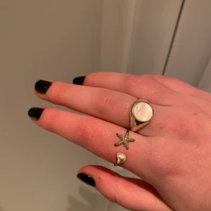 & other Stories ringar - Två ringar från & other stories! Inköpta nyligen! 30kr st. Båda för 50!