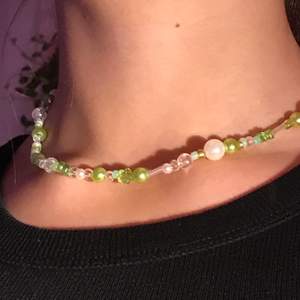 halsband med gröna och vita pärlor 💞 hemma gjort men med bra kvalite! perfekt julklapp ☃️