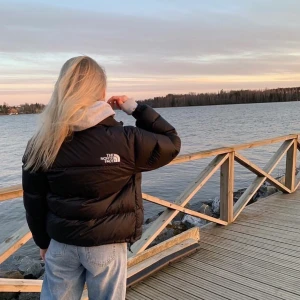 north face puffer jacka - säljer min skitsnygga jacka från the northface, väldigt bra skick!! storleken är xs men det är en oversized modell skulle jag säga då den sitter bra på mig som är s/m. startpriset är 900 men högsta bud vinner! BUDGIVNINGEN AVSLUTAS FREDAG KL 20.00, köp direkt för 2100kr