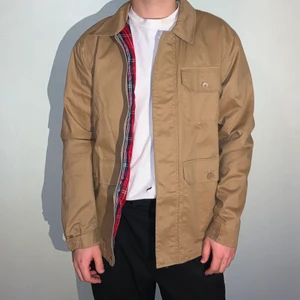 Beige jacka strl S  - En helt oanvänd jacka från Pop boutiques egna märke. Säljer denna då jag inte får användning av den. Köparen står för frakt eller möts upp i Gbg 🙂