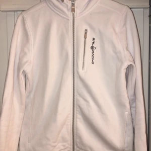 Sail racing kofta  - En vit sail racing kofta med silvriga detaljer. Använd två - tre gånger. (Pris kan alltid diskuteras)