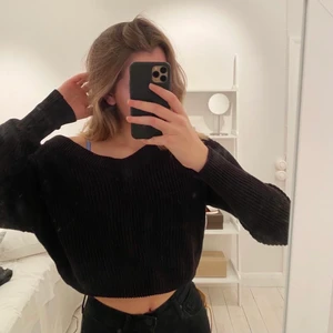 Stickad Tröja - One Shoulder stickad tröja i Svart. Den sitter superbra på mig och den passar till allt. Jätteskönt material, den sticks inte alls. Köpare står för frakt!