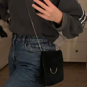 Brandy Melville handväska  - Superfin svart handväska i mockaimitation med silvrig kedja🖤 Säljer eftersom den inte kommit till så stor användning det senaste.