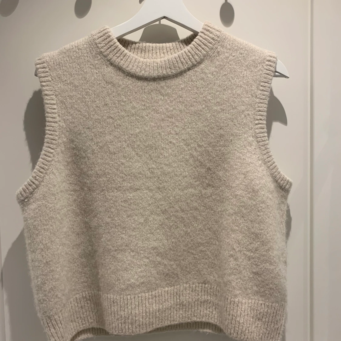 Beige/creme vit stickad väst från Arket