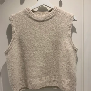 Beige/creme vit stickad väst från Arket - Hej! Säljer min superfina stickade väst från Arket eftersom den aldrig kommer till användning. Storlek M men passar mig som är storlek XS/S. Använd endast en gång. Nypris: 800kr Säljes för: 600kr + frakt. Priset kan dock diskuteras. Helt nyskick.
