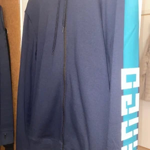 Hugo boss kofta - Använd 1 gång, säljes pågrund av mycket kläder som ej används killmodell men sitter fint på tjejer också! Storlek S/m  text på luvan också! Går ner i pris vid snabbaffär