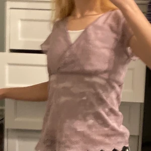 Omlott lace topp  - Jätefin ljuslila (färgen är mer som första bilden) omlott-topp / blus, jättefin som lager över annan tröja. Tyvärr finns ingen lapp så jag vet inte storlek eller affär. Skulle gissa på medium ❤️