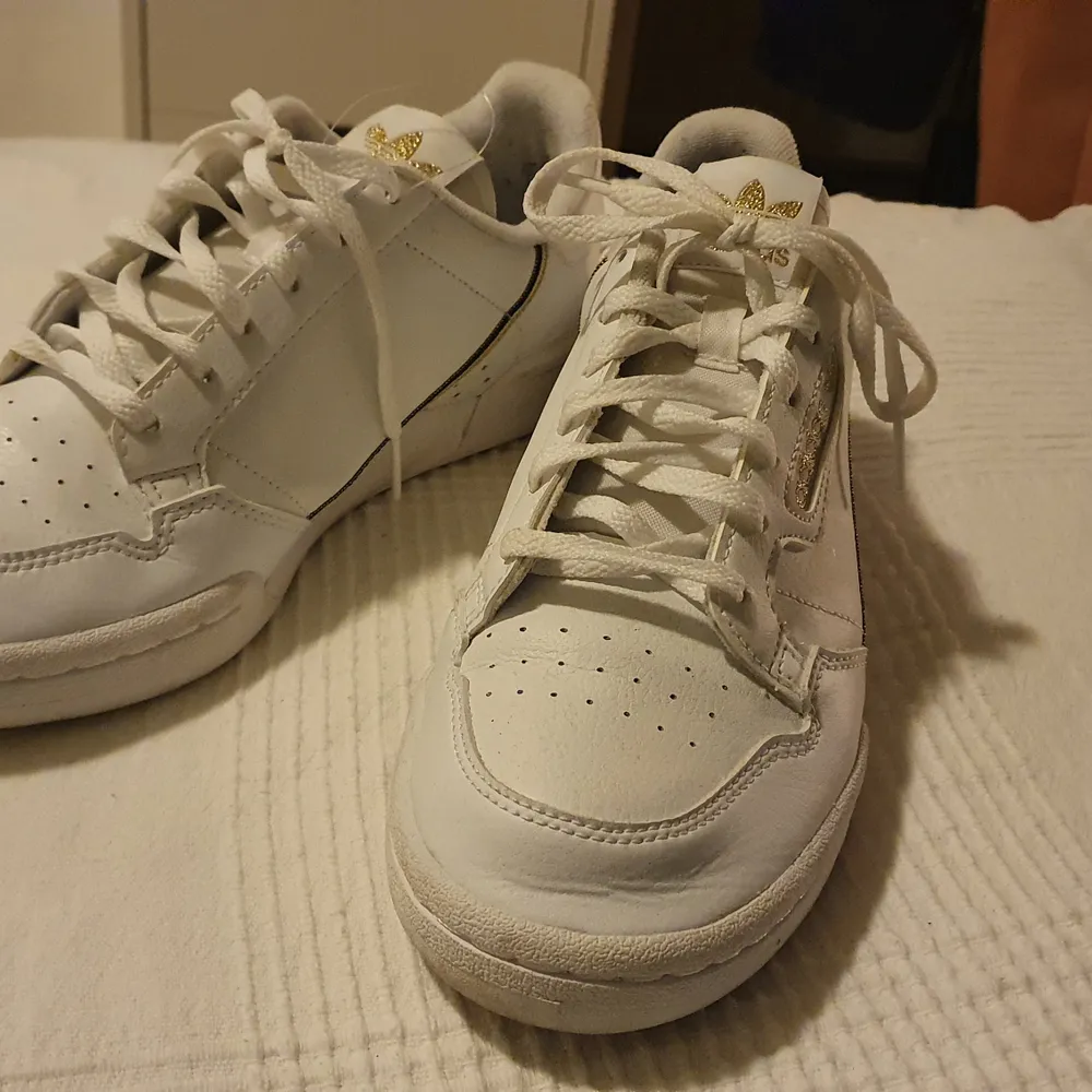 White simple Adidas sneakers with little lines details. Bought in Footlocker, Via del Corso, Rome in Nov 2019 and only worn once.. Skor.