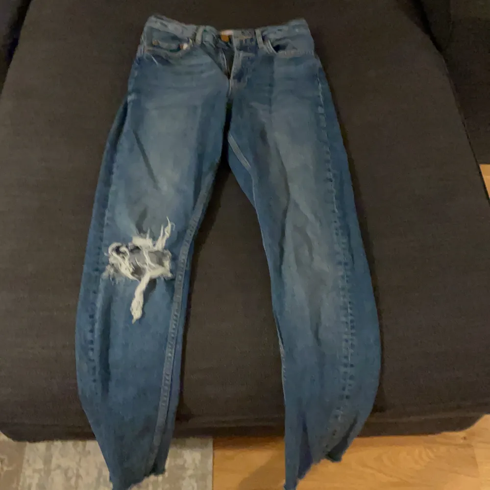 Leah jeans fråm ginatricot. Kan ej ta kort på då dom ej passar. Frakt ingår. Jeans & Byxor.