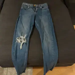 Leah jeans fråm ginatricot. Kan ej ta kort på då dom ej passar. Frakt ingår