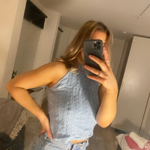 Stickad tröja storlek M - Använt denna tröjan ett fåtal gånger. Har dock tvättat den i fel temp så materialet är inte lika tjockt som den va i början men annars är den jätte fin på. Den är lite kort, går precis över naveln