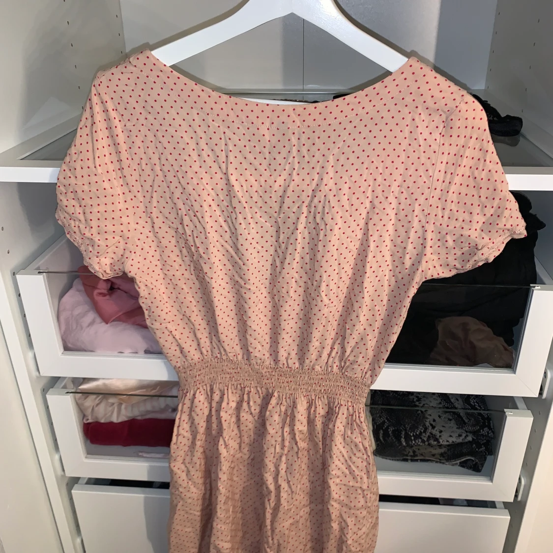 Somrig prickig klänning - 90