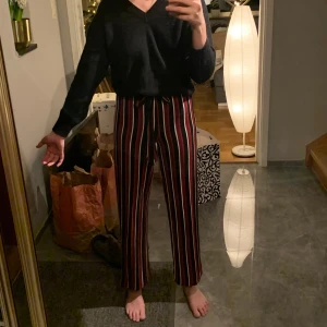 Byxor - Super sköna byxor från Bershka men snörning. Förkorta för mig (179 cm) tror de passar någon som är 165-170cm, beroende på kroppstyp. Storlek M men passar även mindre och större då de är stretchiga och har snöre.