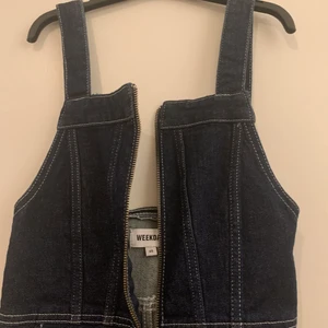 Klänning weekday  - Fräck jeans-klänning från weekday som jag köpte för ett tag sen. Inte använts så mycket. OBS tröjan under är inte en del av klänning. Orginalpris 500kr och köparen får så för frakten 💖💖💖