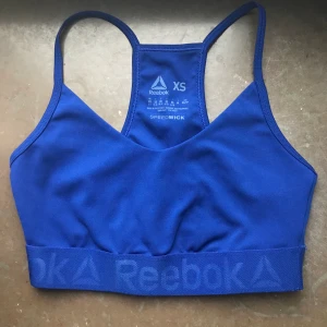 blå - sport-bh från reebok i så fin färg💙💙 säljer då den är för liten så i princip oanvänd 