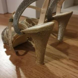 Sandaler till nyår? - Glittriga festsandaler. Använda en gång. I mycket bra skick. Storlek 39. Klack ca 7-8 cm. Bud i chatten.