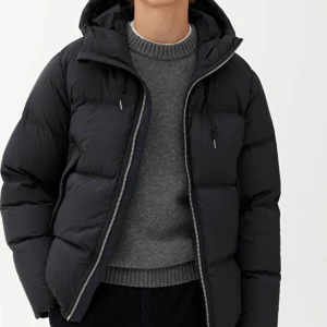 Arket dunjacka storlek 54 - Helt ny arket dunjacka. Använd 1 gång och säljes på grund av för stor storlek. Helt nytt skick och väldigt skön och varm. Utgångspris 1900, säljer för 1600.