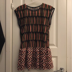 Flermönstrad klänning - Säljer nu denna superfina klänning/blus. Det är en kort klänning eller en lång blus från Zara. Jag säljer den då jag ej får användning av den så mycket. Den är näst intill oanvänd. 💗 Köparen står för fraktkostnad