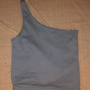 Oneshoulder topp - Jätte fin blå one shoulder topp från Gina, använd ett fåtal gånger! Skriv till mig vid intresse eller frågor🤍