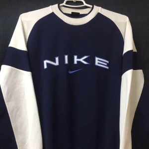 Nike crewneck/sweatshirt  - 90s vintage Nike sweatshirt, bra skick typ 9/10 kan lösa mer bilder vid intresse. Köpt för 900 så de är köp nu pris men lyssnar på bud från 500:) Meetup i antingen Malmö eller Örebro annars står köparen för frakt!