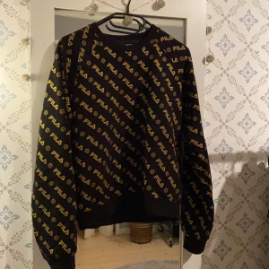 Filatröja  - Svart filatröja med guldmönster. Köpt från junkyard! Superfin kvalité. Nypris 699