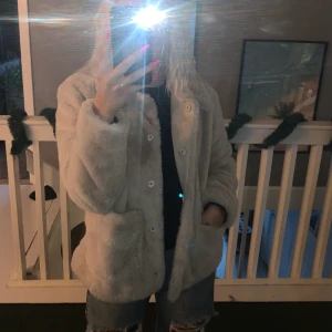 Pälsjacka från H&M  - En beige pälsjacka från Hm, använd några fåtal gånger. I storlek M.