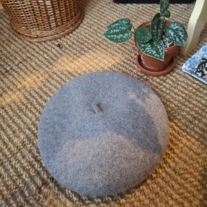 Grå basker - Gullig grå basker knappt använd! 