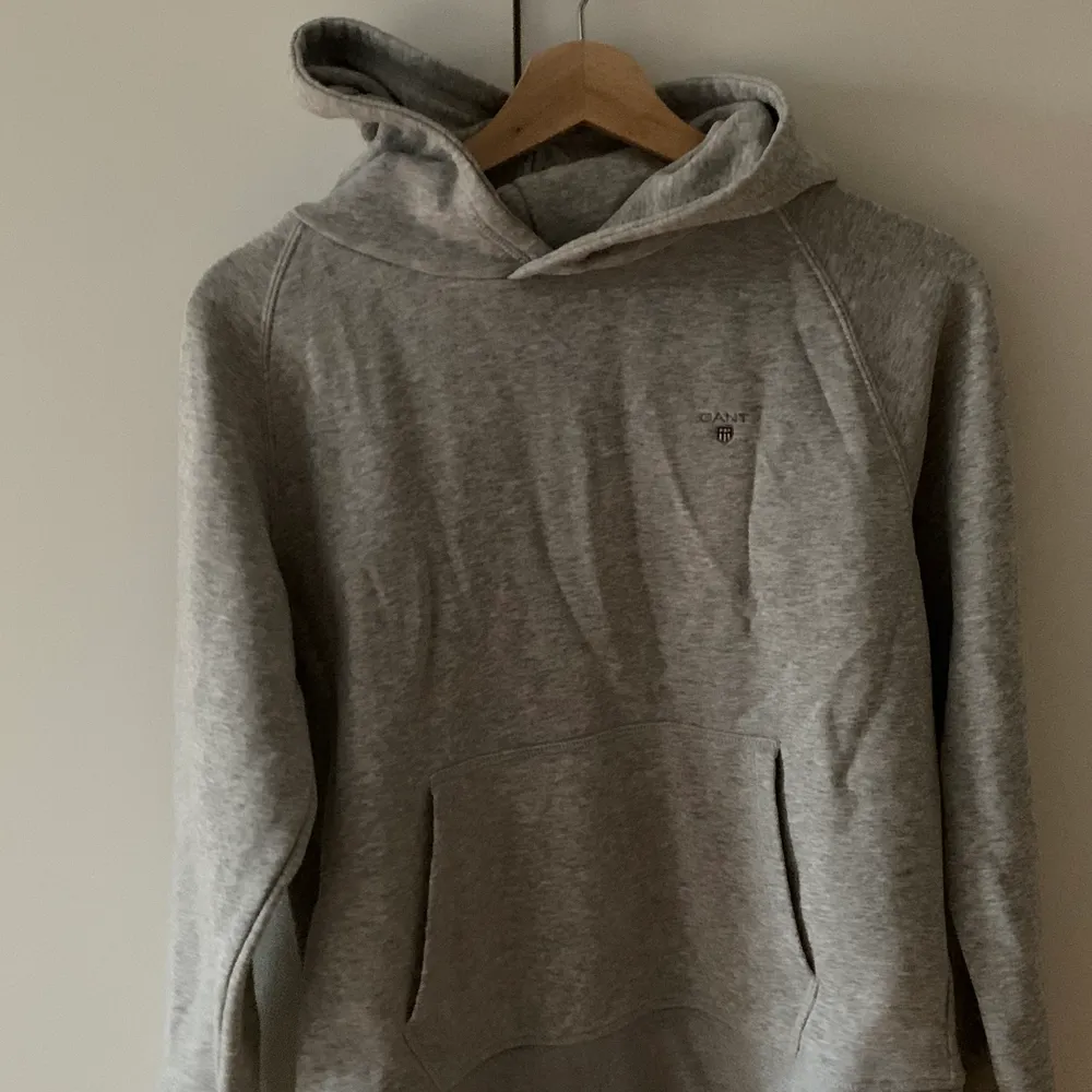 Grå Gant tjocktröja, jätte skön!! Ganska andvänd men bra skick endån.. Hoodies.