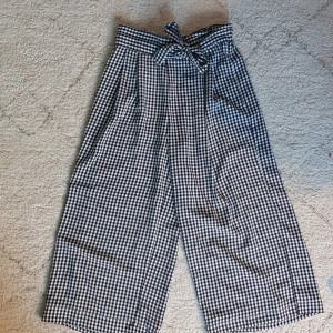 Culottes - Rutiga culottes från Zara (Trafaluc Collection). Mörkblå/vita. Tyvärr för små för mig i midjan.