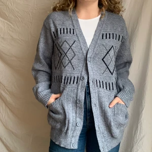 stickad cardigan  - Stickad cardigan, köpt secondhand på vinokilo i Göteborg! 💙💙 rätt så oversized passar de flesta beroende på önskad passform! 💙 (köparen står för frakt, kan även mötas upp i gbg) 💙