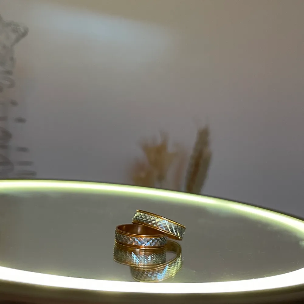 Dessa små ringar är kopparfärgade med ett diamantliknade mönster på utsidan. Helt oanvända och bra kvalitet! Köp båda för 65 eller en för 38 :) storlek 16, passar på mindre fingrar. . Accessoarer.