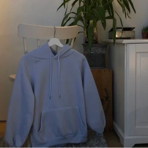 Blå hoodie - Fin ljusblå hoodie, väldigt tjock och knappt använd🥰💓 
