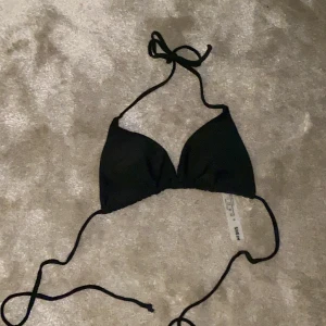 Bikini topp - Svart bikini topp från shein som aldrig är använd. Strl M men sitter som en S.