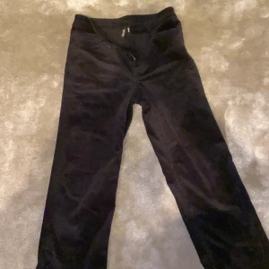 Svarta manchester byxor - Ett par till manchester byxor från hm som aldrig är använda.