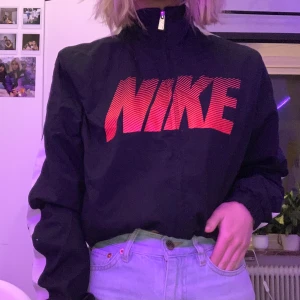 Nike jacka - Jacka från Nike som jag fyndat på secondhand 🥰. Den är i bra skick och jag har själv aldrig använt den ute. 300kr+frakt eller den som budar högst :)