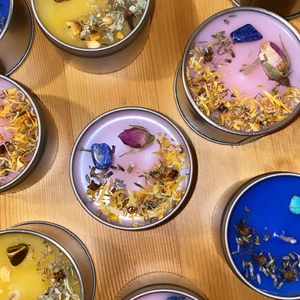 Ljus för manifestering och meditation! Ekologiskt - Hej! Jag tillverkar och säljer ljus med intentioner. Varje ljus innehåller en kristall och blommor/örter som passar för just det ljusets intention. Alla ljus har även olika dofter. För en lista på alla ljus, mejla till: loulightcandle@hotmail.com, finns även på insta!