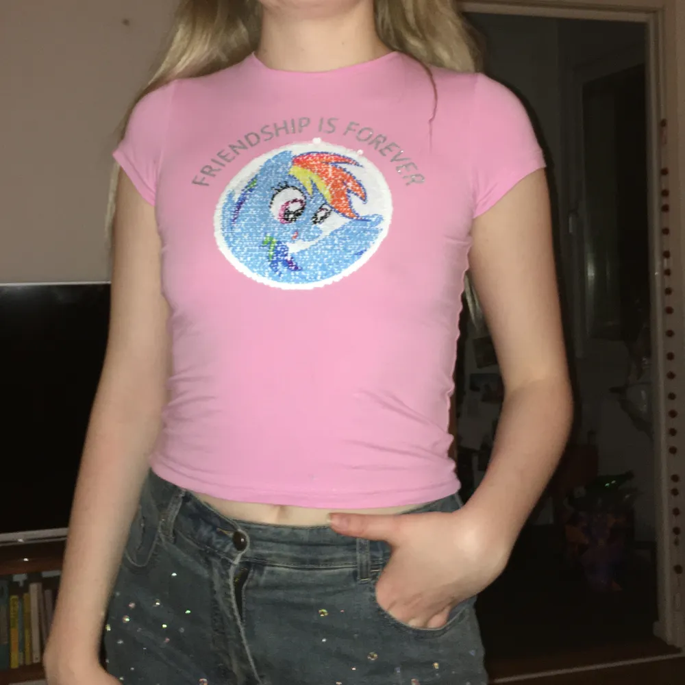 My Little pony tröja med paljetter. Man kan dra dem så att det blir ett annat tryck på tröjan❤️ Barnstorlek men passar mig med S, stretchig alltså 🥰 . T-shirts.