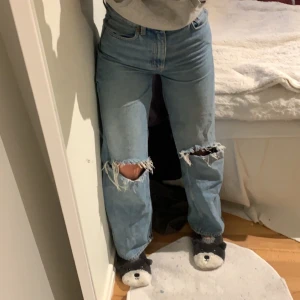Weekday jeans - Väldigt eftertraktade sjukt snygga weekday jeans😃