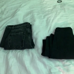 Jeans  - Två stycka baggy jeans från Gina tricot i storlek 32! De svarta har konstiga vita fläckar så säljer de för 80 kr och de gråa för 100! Dm för mer bilder! Ändats frakt! OBS! BARA DE SVARTA KVAR!!