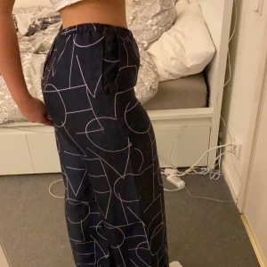 Satinbyxor  - JÄTTESKÖNA byxor i satin från vero Moda. Säljer dom på grund av att dom sitter för tight på mig, storlek Xs. Brukar ha S själv. Är 165 och dom går ner till hälarna på mig. Vida ben och det står ”Love” med stora bokstäver på benen, vilket man knappt tänker på.