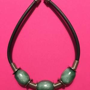 Halsband med gröna runda stenar