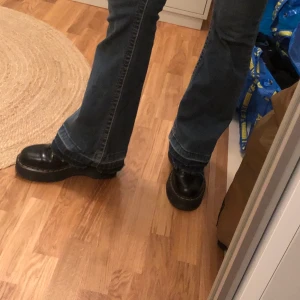 Jeans🦋🦋 - Ett par gråblå lågmidjade jeans! Långa i benen och sitter tajt vid rumpan men går ner vid benen! Har sprättat ner dom det är därför är lite fransiga i kanterna! Jag är 173 och dom är långa på mig, hör av er vid intresse🥰🥰
