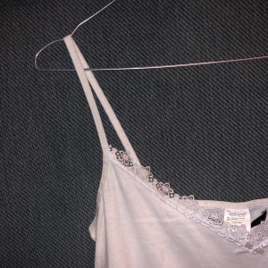 Vitt linne - Vitt linne med spets. Storlek L men funkar på mig som brukar ha XS/S. 50kr + frakt