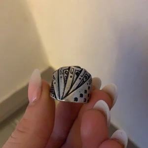 Kortleksring  - Säljer denna fina ring med så coolt motiv!! Helt ny💘💘Först till kvarn😛✌️