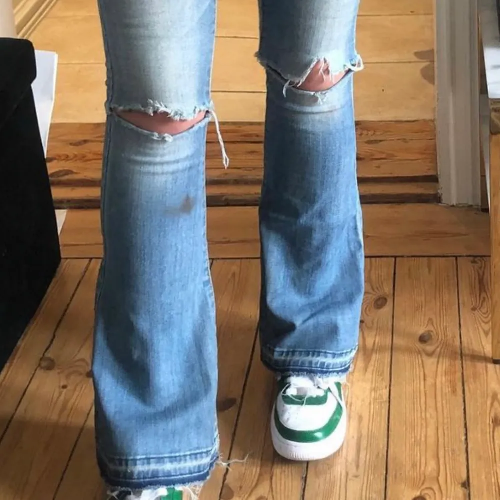 Jag är 166cm lång och passar mig utmärkt, skick 6/10, en av mina absolut favorit jeans men har ett par likadana så säljer dessa 🛍✨. Jeans & Byxor.